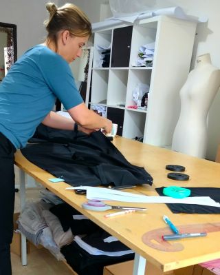 „Šití je tichá radost, která umí být hlasitější než stres.“ A díky bohu za to 😉 #sewingpattern #moxiestrihy...